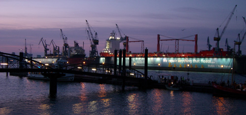 Hamburger Hafen bei Sonnenaufgang